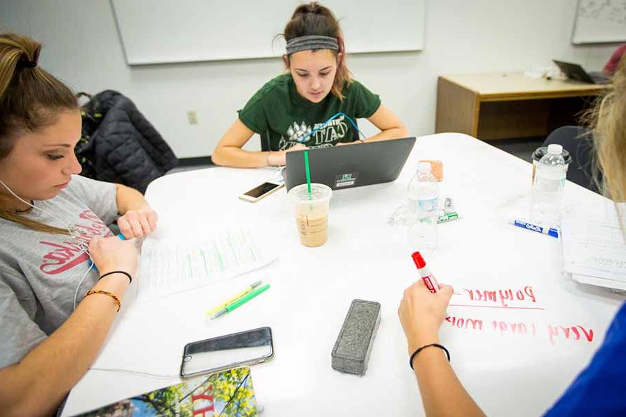 In the photo above, a group of Northwest students study for final exams at the B.D. Owens Library in. As a result of the University's student success initiatives, 美国州立学院和大学协会宣布<a href='http://xae8v4.volamdolong.com'>威尼斯人在线</a>获得其卓越和创新奖之一. (Northwest Missouri State University photo)